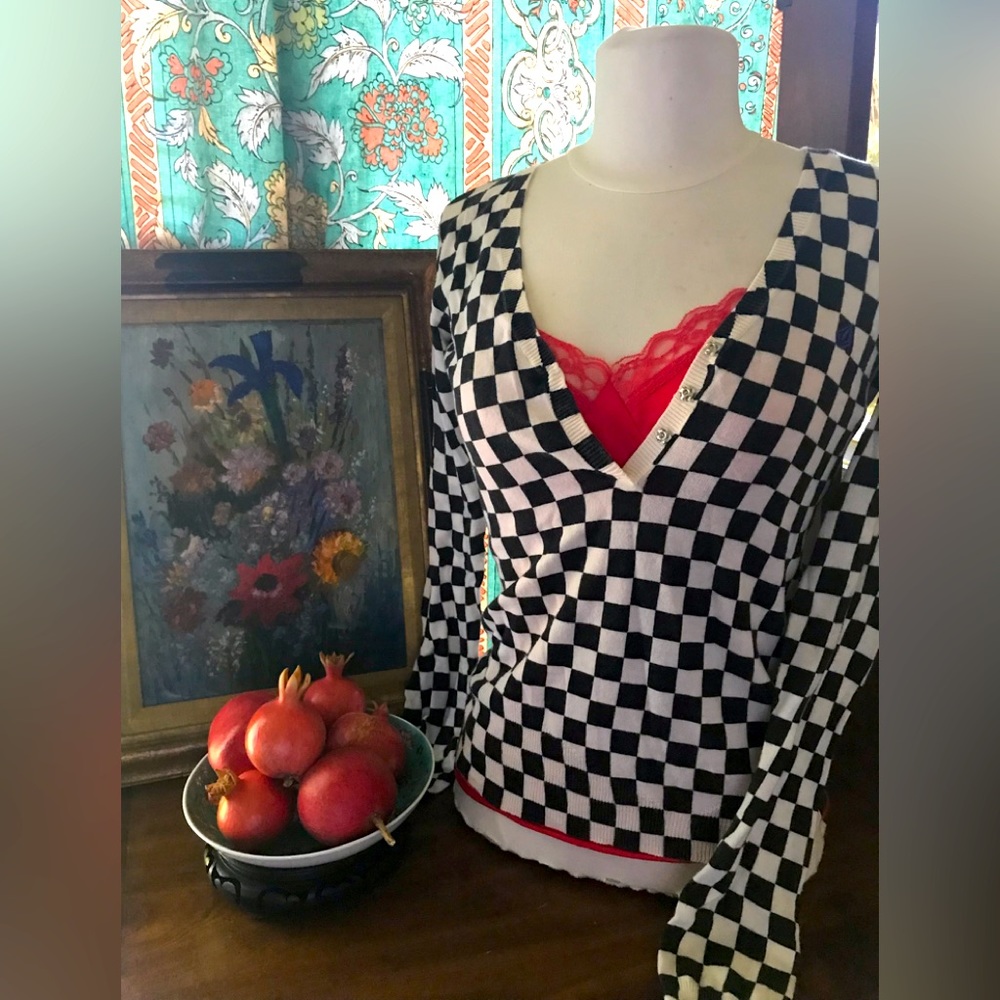 VOLCOM black and white check size small ladies knit top MOD